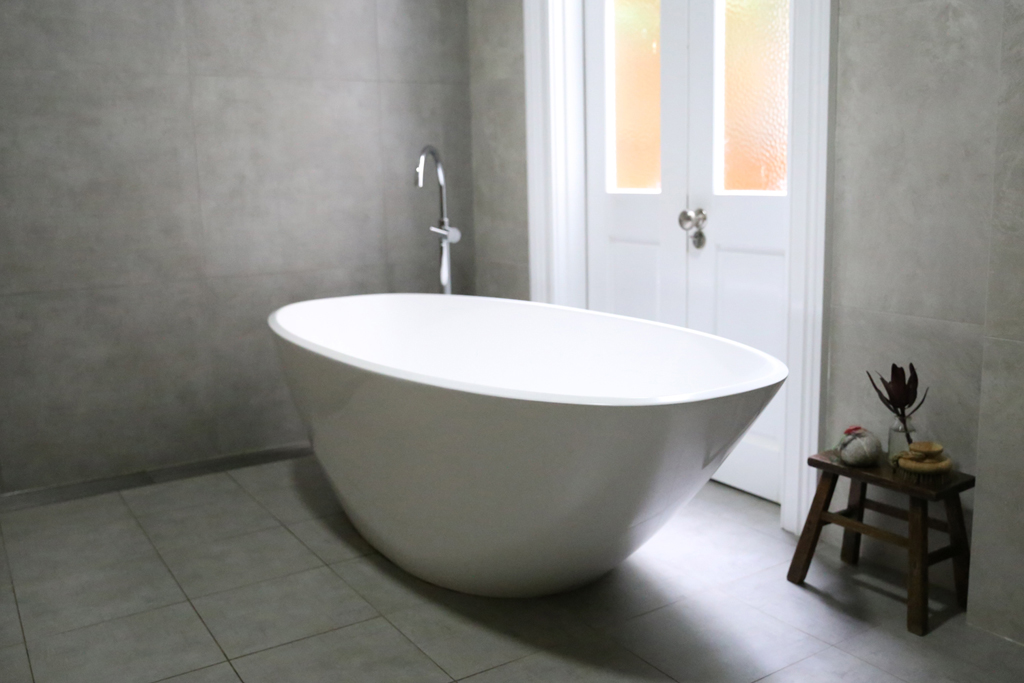 Free-standing bath tub - Bathroom design by INSIDESIGN