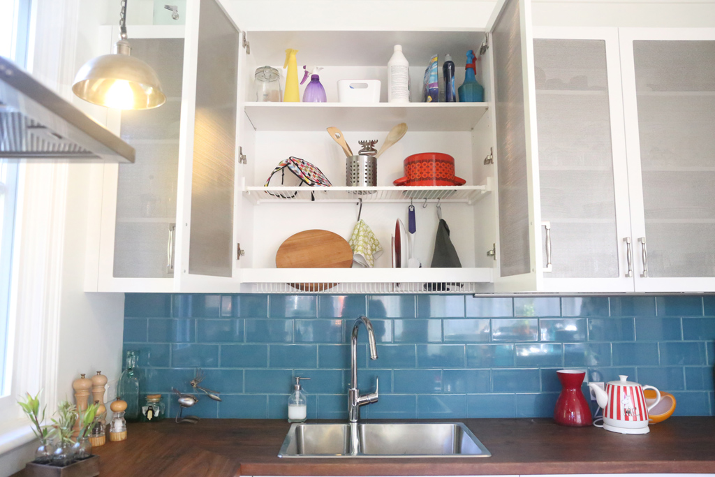 Kitchen drying cabinet saves space