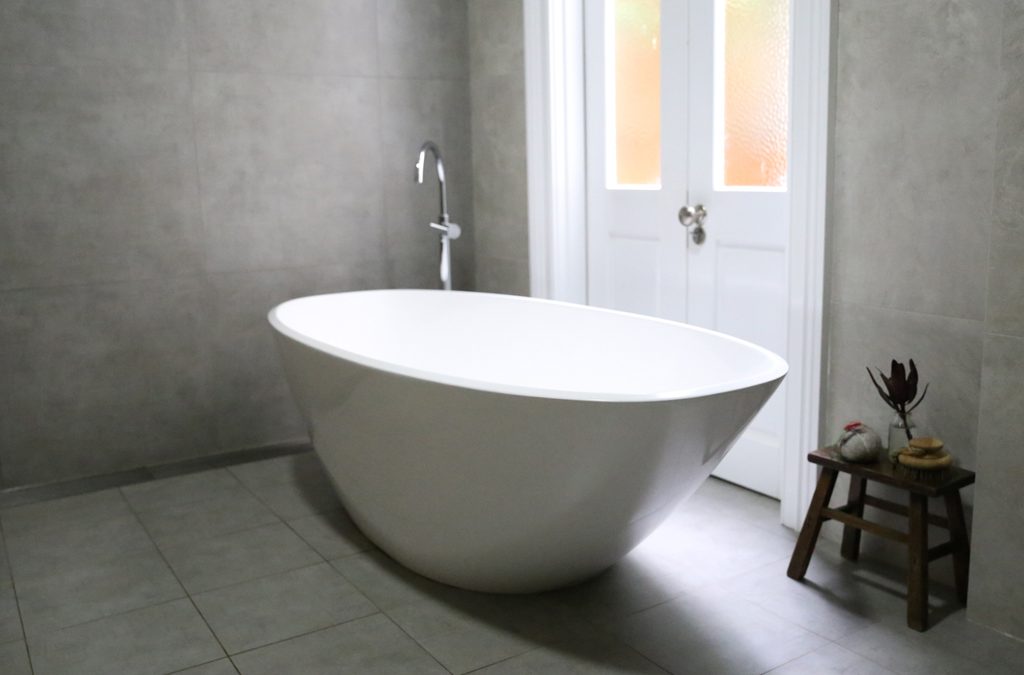 Free-standing bath tub