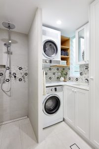 Small laundry bathroom design by INSIDESIGN